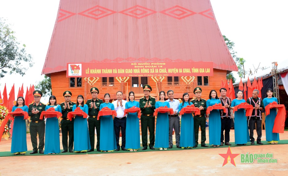 Món quà nghĩa tình tặng dân làng đón Tết